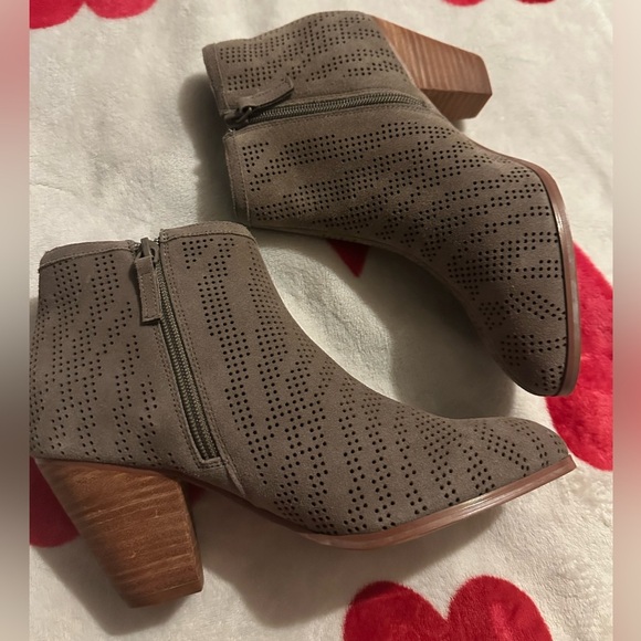 New Violet & Red Jensen Heeled Bootie - Picture 4 of 12